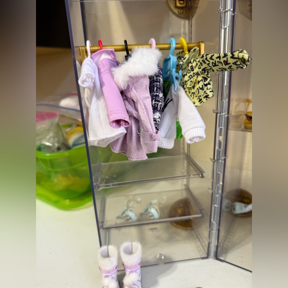 Rainbow High Deluxe Fashion Closet Playset with Doll, Clothes, Shoes and More! - Picture 7 of 12